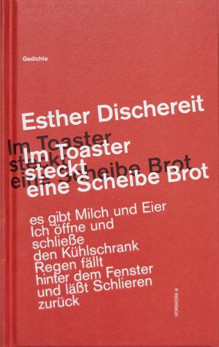 Im Toaster steckt eine Scheibe Brot